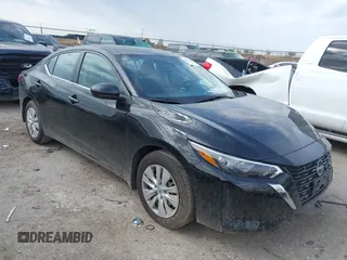 2025 Nissan Sentra S z VIN 3N1AB8BV8SY262916, wystawiony jako IAAI lot #41893751 z przebiegiem 1 450 mil mil oraz . Historia ofert i sprzedaży dostępna na DreamBid. Obrazek 1.
