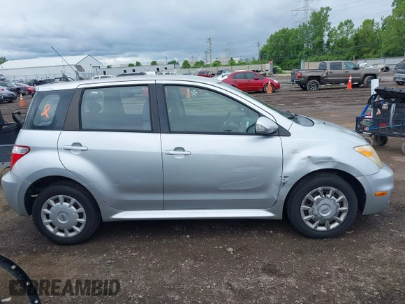 2006 Scion xA z VIN JTKKT624560147788, wystawiony jako IAAI lot #42327138 z przebiegiem 136 968 mil mil oraz . Historia ofert i sprzedaży dostępna na DreamBid. Obrazek 13.