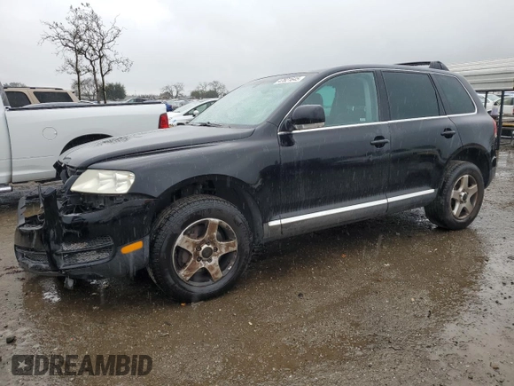 2004 Volkswagen Touareg z VIN WVGBC77L54D058303, wystawiony jako Copart lot #47821645 z przebiegiem Nie podano mil oraz Szkoda całkowita • Salvage title. Historia ofert i sprzedaży dostępna na DreamBid. Obrazek 1.