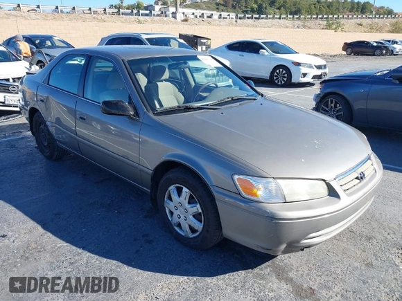 2001 Toyota Camry LE z VIN 4T1BF22KX1U125188, wystawiony jako IAAI lot #41407266 z przebiegiem 215 254 mil mil oraz . Historia ofert i sprzedaży dostępna na DreamBid. Obrazek 1.