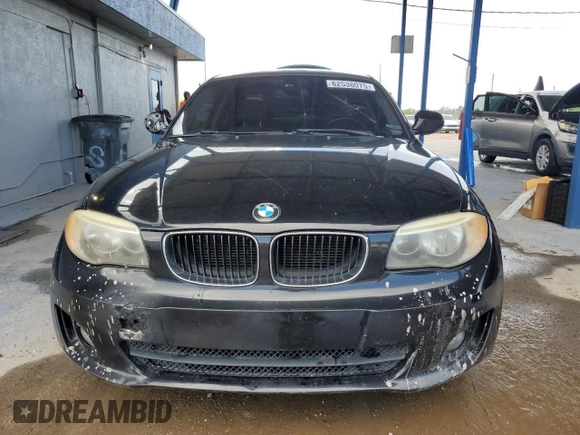 2013 BMW 1 Series 128i z VIN WBAUP7C54DVP25748, wystawiony jako Copart lot #62536075 z przebiegiem 187 591 mil mil oraz Czysty tytuł • Clean title. Historia ofert i sprzedaży dostępna na DreamBid. Obrazek 5.