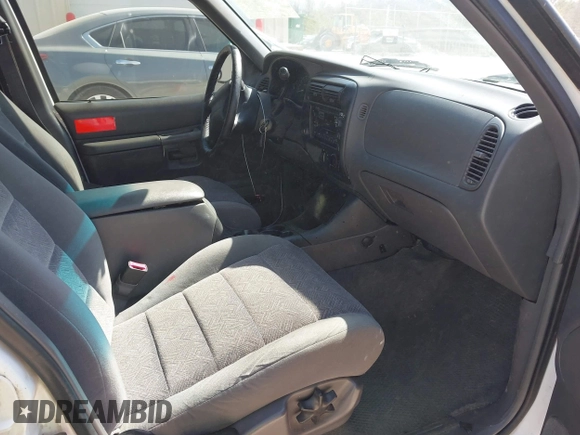 2000 Ford Explorer XLT z VIN 1FMZU83P4YUB84877, wystawiony jako IAAI lot #41719941 z przebiegiem 192 451 mil mil oraz . Historia ofert i sprzedaży dostępna na DreamBid. Obrazek 5.
