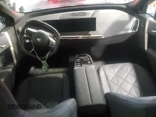2023 BMW iX xDrive50 z VIN WB523CF0XPCM62725, wystawiony jako Copart lot #58658353 z przebiegiem 1203 mil mil oraz . Historia ofert i sprzedaży dostępna na DreamBid. Obrazek 8.
