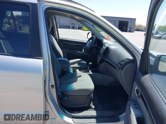 2010 Hyundai Santa Fe GLS z VIN 5NMSG3ABXAH377684, wystawiony jako IAAI lot #42238050 z przebiegiem Nie podano mil oraz . Historia ofert i sprzedaży dostępna na DreamBid. Obrazek 5.
