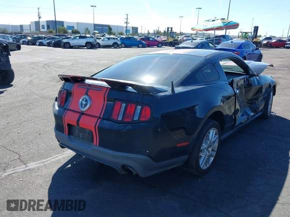 2012 Ford Mustang Premium z VIN 1ZVBP8AM8C5230247, wystawiony jako IAAI lot #41721081 z przebiegiem 118 868 mil mil oraz . Historia ofert i sprzedaży dostępna na DreamBid. Obrazek 4.