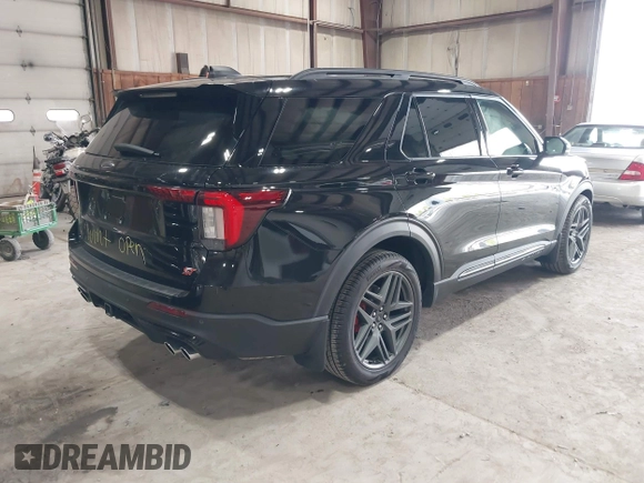 2025 Ford Explorer ST z VIN 1FMWK8GC6SGA08676, wystawiony jako IAAI lot #42043230 z przebiegiem 4 934 mil mil oraz . Historia ofert i sprzedaży dostępna na DreamBid. Obrazek 4.