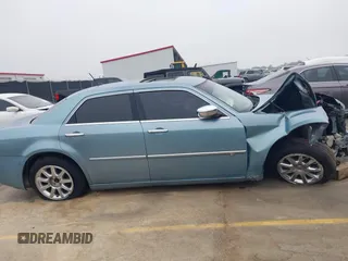 2008 Chrysler 300 C Hemi z VIN 2C3KA63HX8H335594, wystawiony jako IAAI lot #41907869 z przebiegiem Nie podano mil oraz . Historia ofert i sprzedaży dostępna na DreamBid. Obrazek 14.