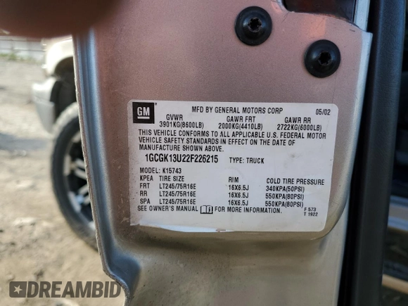 2002 Chevrolet Silverado 1500HD LT z VIN 1GCGK13U22F226215, wystawiony jako Copart lot #67556633 z przebiegiem 237 272 mil mil oraz Szkoda całkowita • Salvage title. Historia ofert i sprzedaży dostępna na DreamBid. Obrazek 12.
