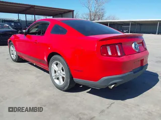 2011 Ford Mustang V6 z VIN 1ZVBP8AM2B5115755, wystawiony jako IAAI lot #41683472 z przebiegiem 183 219 mil mil oraz . Historia ofert i sprzedaży dostępna na DreamBid. Obrazek 3.