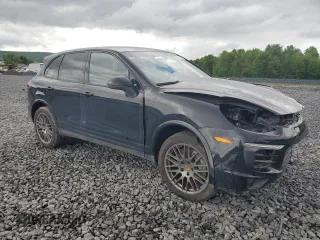2017 Porsche Cayenne z VIN WP1AA2A28HKA83737, wystawiony jako Copart lot #54212985 z przebiegiem 87 416 mil mil oraz Szkoda całkowita • Salvage title. Historia ofert i sprzedaży dostępna na DreamBid. Obrazek 4.