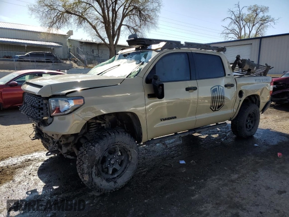 2018 Toyota Tundra SR5 z VIN 5TFDW5F11JX771458, wystawiony jako Copart lot #49687745 z przebiegiem 129 964 mil mil oraz Szkoda całkowita • Salvage title. Historia ofert i sprzedaży dostępna na DreamBid. Obrazek 1.