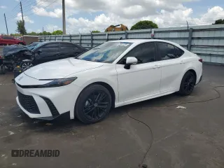 2025 Toyota Camry LE z VIN 4T1DAACK7SU131547, wystawiony jako Copart lot #59087285 z przebiegiem 884 mil mil oraz Szkoda całkowita • Salvage title. Historia ofert i sprzedaży dostępna na DreamBid. Obrazek 1.