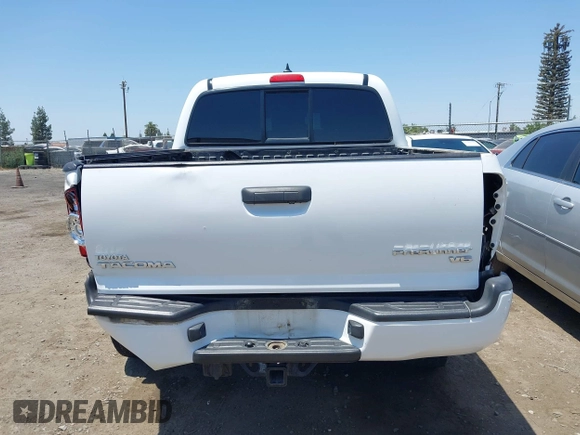 2014 Toyota Tacoma PreRunner z VIN 3TMJU4GN1EM159700, wystawiony jako IAAI lot #42460264 z przebiegiem 93 891 mil mil oraz . Historia ofert i sprzedaży dostępna na DreamBid. Obrazek 17.