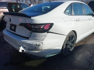 2019 Volkswagen Jetta GLI S z VIN 3VW6T7BU7KM236894, wystawiony jako IAAI lot #41499098 z przebiegiem 107 795 mil mil oraz . Historia ofert i sprzedaży dostępna na DreamBid. Obrazek 17.
