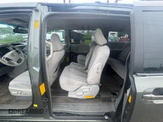 2013 Toyota Sienna LE AAS z VIN 5TDKK3DCXDS361554, wystawiony jako Copart lot #60774985 z przebiegiem 204 462 mil mil oraz Czysty tytuł • Clean title. Historia ofert i sprzedaży dostępna na DreamBid. Obrazek 6.