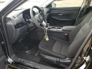 2025 Nissan Sentra SV z VIN 3N1AB8CV1SY224331, wystawiony jako Copart lot #52044775 z przebiegiem 1 454 mil mil oraz Czysty tytuł • Clean title. Historia ofert i sprzedaży dostępna na DreamBid. Obrazek 7.