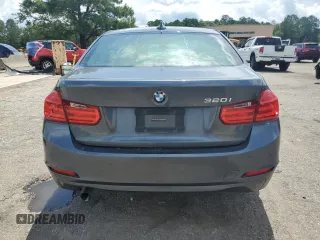 2015 BMW 3 Series 320i z VIN WBA3B1G56FNT63992, wystawiony jako Copart lot #60656215 z przebiegiem Nie podano mil oraz Czysty tytuł • Clean title. Historia ofert i sprzedaży dostępna na DreamBid. Obrazek 6.
