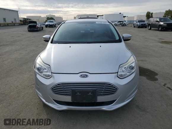 2013 Ford Focus Electric z VIN 1FADP3R43DL139862, wystawiony jako Copart lot #45901885 z przebiegiem 62 040 mil mil oraz Szkody całkowita. Historia ofert i sprzedaży dostępna na DreamBid. Obrazek 5.
