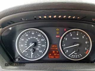 2008 BMW X5 3.0si z VIN 5UXFE43588L009967, wystawiony jako Copart lot #57900245 z przebiegiem 137 882 mil mil oraz Czysty tytuł • Clean title. Historia ofert i sprzedaży dostępna na DreamBid. Obrazek 9.