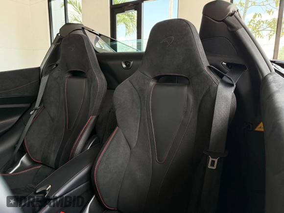 2022 McLaren 720S z VIN SBM14FCA2NW006XXX, wystawiony jako Copart lot #53583055 z przebiegiem 9223 mil mil oraz Tytuł czysty. Historia ofert i sprzedaży dostępna na DreamBid. Obrazek 6.