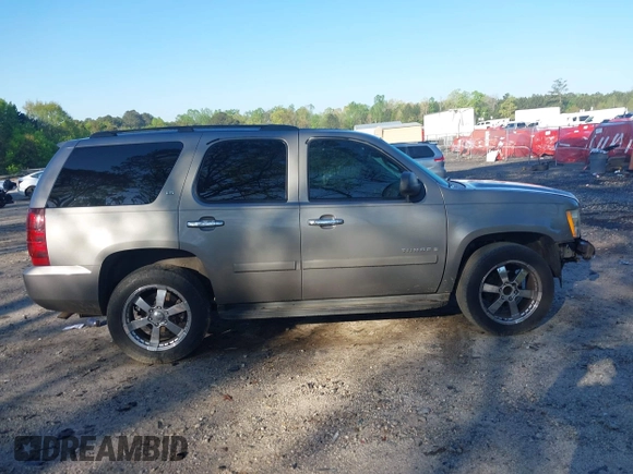 2008 Chevrolet Tahoe 1LT z VIN 1GNFC13048R216130, wystawiony jako IAAI lot #42020994 z przebiegiem 300 721 mil mil oraz . Historia ofert i sprzedaży dostępna na DreamBid. Obrazek 14.