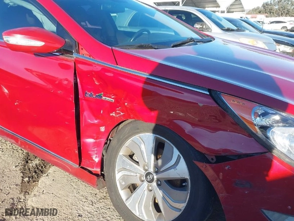 2013 Hyundai Sonata Hybrid Limited with VIN KMHEC4A48DA069570, listed as a IAAI auction lot 41709031 with 173,248 mi miles. Bid and sale history available at carsss.com. Image 6.