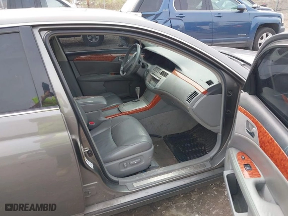 2005 Toyota Avalon XL with VIN 4T1BK36B25U035857, listed as a IAAI auction lot 42032881 with 198,737 mi miles. Bid and sale history available at carsss.com. Image 5.