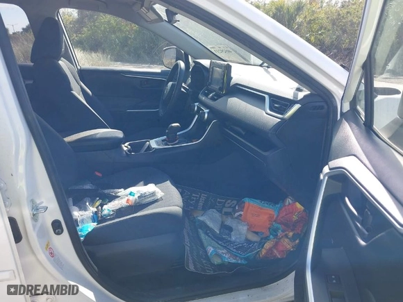 2019 Toyota RAV4 LE with VIN JTMG1RFV7KD014072, listed as a IAAI auction lot 40529233 with 1 mi miles. Bid and sale history available at carsss.com. Image 5.