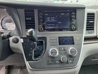 2020 Toyota Sienna XLE z VIN 5TDDZ3DC9LS240453, wystawiony jako IAAI lot #42566212 z przebiegiem 94 405 mil mil oraz . Historia ofert i sprzedaży dostępna na DreamBid. Obrazek 2.
