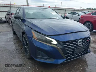 2024 Nissan Altima SR z VIN 1N4BL4CV0RN306958, wystawiony jako IAAI lot #42100236 z przebiegiem 45 685 mil mil oraz . Historia ofert i sprzedaży dostępna na DreamBid. Obrazek 1.