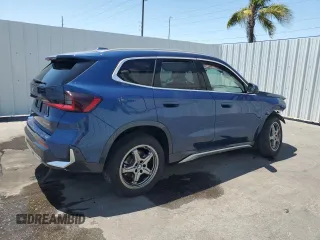 2025 BMW X1 xDrive28i z VIN WBX73EF08S5084278, wystawiony jako Copart lot #53894205 z przebiegiem 15 905 mil mil oraz Nie do naprawy. Historia ofert i sprzedaży dostępna na DreamBid. Obrazek 3.