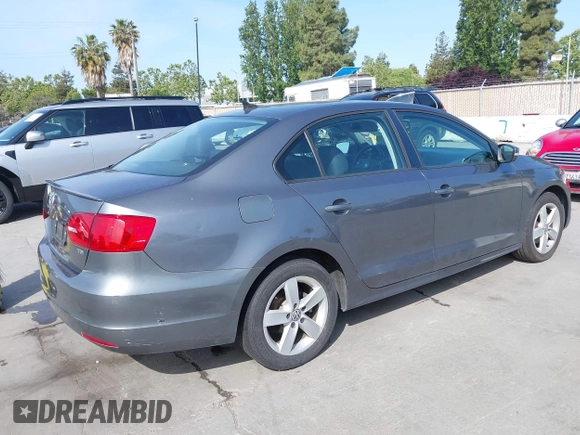 2012 Volkswagen Jetta TDI w/Premium & Nav с VIN 3VWLL7AJ2CM386214, выставлен на аукционе IAAI как лот 42286880 с пробегом 157 185 миль миль и . История ставок и продаж доступна на DreamBid. Изображение 4.