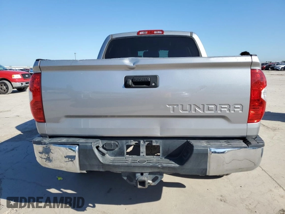 2016 Toyota Tundra SR5 z VIN 5TFEW5F18GX203317, wystawiony jako Copart lot #56486995 z przebiegiem 263 015 mil mil oraz Czysty tytuł • Clean title. Historia ofert i sprzedaży dostępna na DreamBid. Obrazek 6.