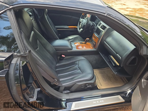 2008 Cadillac XLR z VIN 1G6YV36A885600899, wystawiony jako Copart lot #48151105 z przebiegiem 80 905 mil mil oraz Czysty tytuł • Clean title. Historia ofert i sprzedaży dostępna na DreamBid. Obrazek 6.