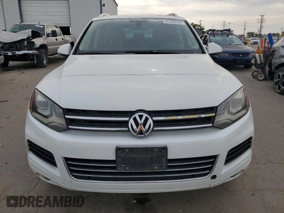 2013 Volkswagen Touareg Sport с VIN WVGEP9BP9DD003974, выставлен на аукционе Copart как лот 75106234 с пробегом 211 323 миль миль и Чистый • Clean title. История ставок и продаж доступна на DreamBid. Изображение 5.