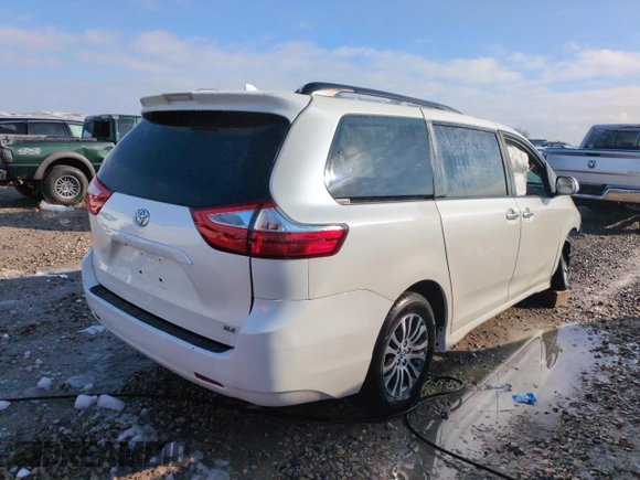 2019 Toyota Sienna XLE Auto Access Seat with VIN 5TDYZ3DC1KS982412, listed as a Copart auction lot 45692195 with 46,080 mi miles and Salvage Title. Bid and sale history available at carsss.com. Image 3.