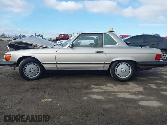 1988 Mercedes-Benz 560 with VIN WDBBA48D4JA080448, listed as a IAAI auction lot 40978039 with 40,237 mi miles. Bid and sale history available at carsss.com. Image 14.