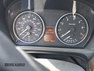 2007 BMW 3 Series 328xi с VIN WBAVC93557KX61238, выставлен на аукционе IAAI как лот 40251584 с пробегом 133 587 миль миль и . История ставок и продаж доступна на DreamBid. Изображение 7.