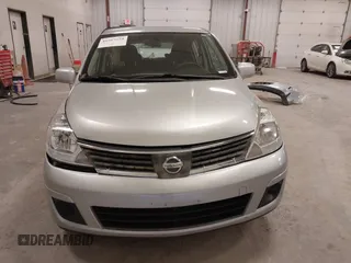 2010 Nissan Versa S z VIN 3N1BC1CP9AL363631, wystawiony jako IAAI lot #41987554 z przebiegiem 133 921 mil mil oraz . Historia ofert i sprzedaży dostępna na DreamBid. Obrazek 12.