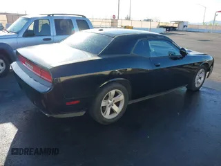 2012 Dodge Challenger SXT Plus z VIN 2C3CDYAG6CH125164, wystawiony jako IAAI lot #41754809 z przebiegiem 95 882 mil mil oraz . Historia ofert i sprzedaży dostępna na DreamBid. Obrazek 4.