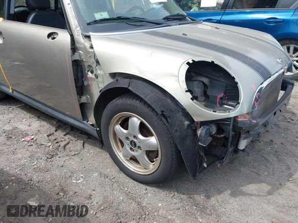 2010 MINI Hardtop z VIN WMWMF3C52ATZ61026, wystawiony jako IAAI lot #42117874 z przebiegiem 121 080 mil mil oraz . Historia ofert i sprzedaży dostępna na DreamBid. Obrazek 6.