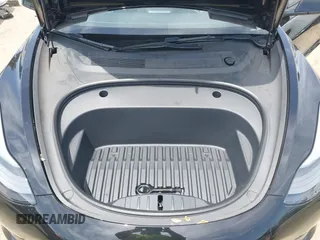 2022 Tesla Model 3 Long Range z VIN 5YJ3E1EB3NF273165, wystawiony jako IAAI lot #42282702 z przebiegiem 41 445 mil mil oraz . Historia ofert i sprzedaży dostępna na DreamBid. Obrazek 10.