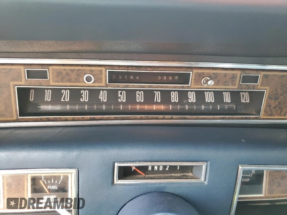 1976 Lincoln Continental z VIN 6Y82A822248, wystawiony jako Copart lot #89287785 z przebiegiem 23 184 mil mil oraz Czysty tytuł • Clean title. Historia ofert i sprzedaży dostępna na DreamBid. Obrazek 9.