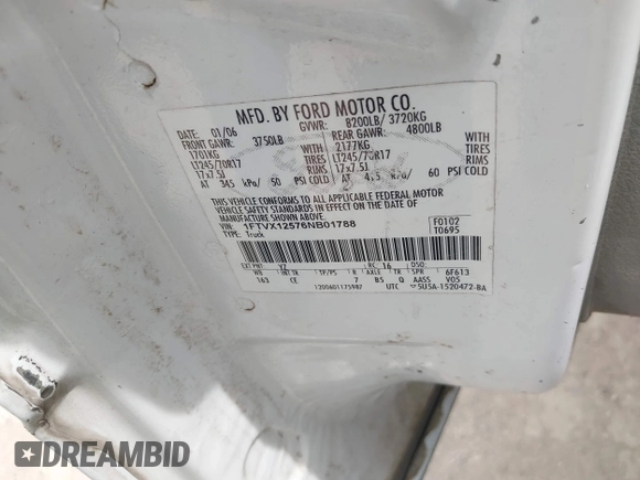 2006 Ford F-150 XL z VIN 1FTVX12576NB01788, wystawiony jako IAAI lot #42078335 z przebiegiem Nie podano mil oraz . Historia ofert i sprzedaży dostępna na DreamBid. Obrazek 9.