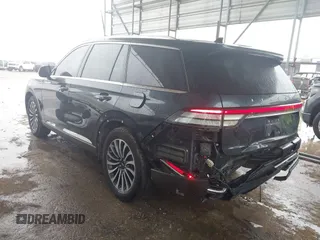 2022 Lincoln Aviator Reserve z VIN 5LM5J7WC2NGL15256, wystawiony jako IAAI lot #41533621 z przebiegiem 35 683 mil mil oraz . Historia ofert i sprzedaży dostępna na DreamBid. Obrazek 3.