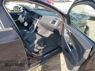 2017 Volvo S60 Dynamic z VIN YV140MTL2H2437104, wystawiony jako IAAI lot #42398891 z przebiegiem 78 162 mil mil oraz . Historia ofert i sprzedaży dostępna na DreamBid. Obrazek 5.