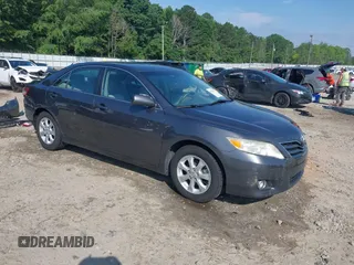 2011 Toyota Camry LE z VIN 4T1BF3EK1BU609673, wystawiony jako IAAI lot #42308358 z przebiegiem 141 515 mil mil oraz . Historia ofert i sprzedaży dostępna na DreamBid. Obrazek 1.