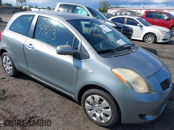 2007 Toyota Yaris z VIN JTDJT923975084145, wystawiony jako IAAI lot #42354803 z przebiegiem 85 121 mil mil oraz . Historia ofert i sprzedaży dostępna na DreamBid. Obrazek 1.