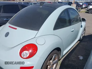 2010 Volkswagen New Beetle Coupe with VIN 3VWRG3AG8AM028074, listed as a IAAI auction lot 41932970 with 1 mi miles. Bid and sale history available at carsss.com. Image 4.