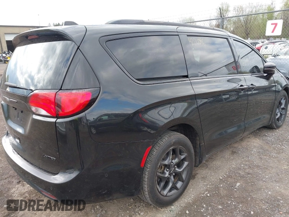 2018 Chrysler Pacifica Limited z VIN 2C4RC1GG2JR358215, wystawiony jako IAAI lot #42176046 z przebiegiem 120 544 mil mil oraz . Historia ofert i sprzedaży dostępna na DreamBid. Obrazek 4.